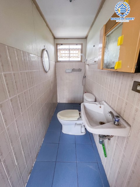 *****บ้านแฝดมือสองย่านปทุมธานี ม.พหลโยธิน64 พหลโยธิน เนื้อที่กว้างขวางถึง 40 ตร.ว. ฟังก์ชัน 3 ห้องนอน 2 ห้องน้ำ 2 ที่จอดรถ บรรยากาศเงียบสงบ ปลอดภัย ถนนซอยกว้าง บนทำเลเยี่ยม เพียง 15 นาทีก็ถึงรถไฟฟ้าสายสีเขียว "สถานีคูคต" ใกล้เซียร์รังสิต